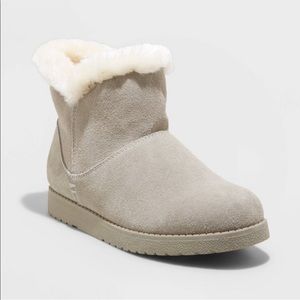 NWT Claudia short shearling style boots from Universal Thread